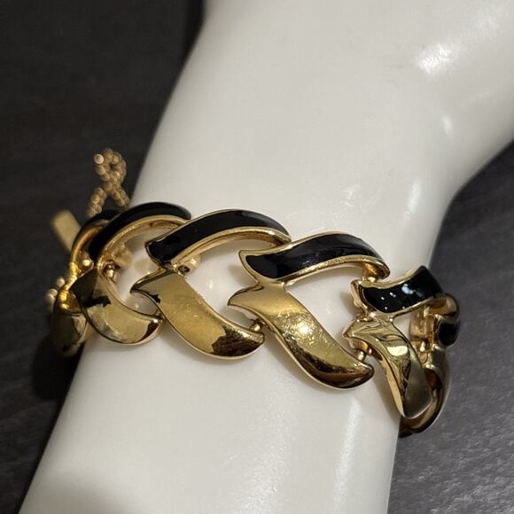 Vtg Monet Gold Tone MCM Chunky Link Bracelet w/ Safety Chain Heart Black Enamel - Picture 3 of 8